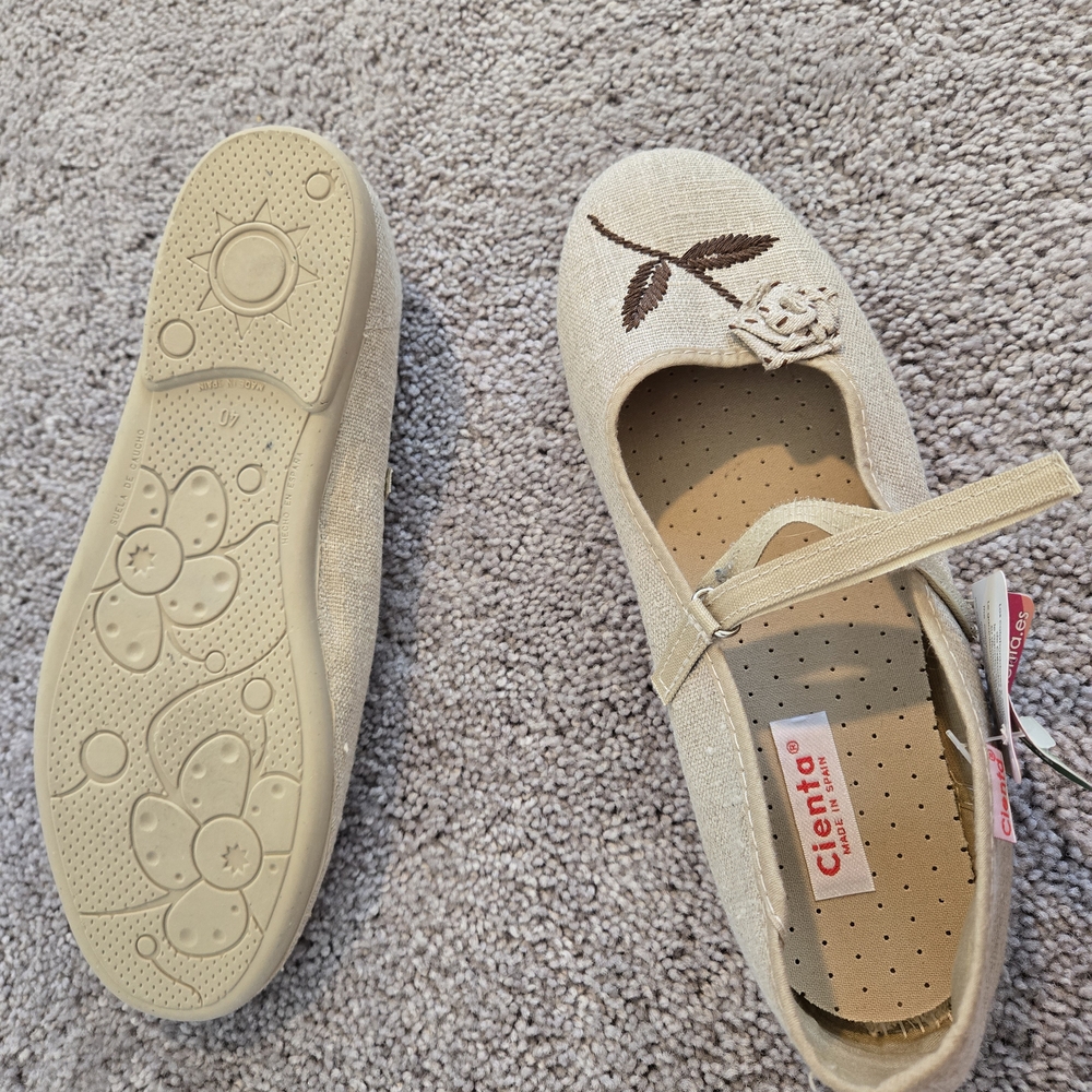 Cienta Cream Flats with Bow Detail